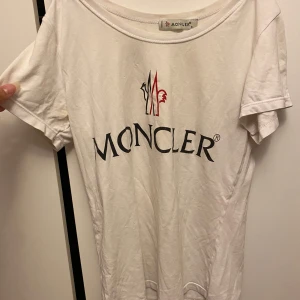 Moncler t-shirt - Moncler t-shirt i storlek S dam. Vet ej om den är äkta då jag fick den i present