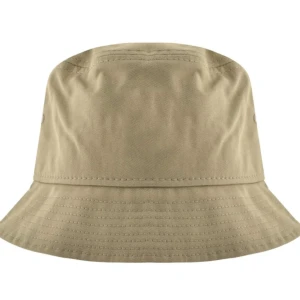 Beige bucket hat - Säljer en stilren khaki grön bucket hat som passar perfekt för sommardagar. Hatten är i ett mjukt och bekvämt material, perfekt för att skydda mot solen. Enkelt att matcha med olika outfits!