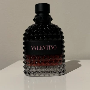 Valentino Uomo Born In Roma Intense 100 ml - Valentino Uomo Born In Roma Intense. Helt oanvänd valentino parfym.  100 ml.  Box, kvitto från Lyko finns. Nypris 1400kr. Det är bara att höra av er ifall för mer information.