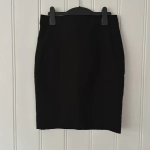 NY pennkjol! ❤️ - Helt ny kjol med tags kvar! Ger en smickrande figur. Sluta bak och dold dragkedja. 