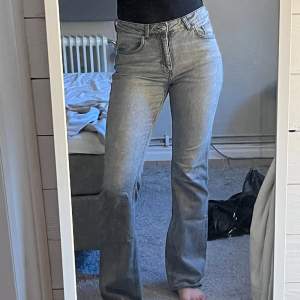 Säljer dessa mörkgrå jeans. Knappt använda därav väldigt fint skick. Strl 38. Långa till mig som är 177cm!!!