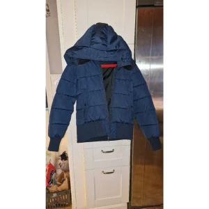 Mörkblå vinterjacka  - Vinterjacka från everest. Köpt för 1500 kr, men jag har tappat bort pälsen som ska vara på luvan, därför är priset så lågt. Annars är den i väldigt bra skick, använts ett fåtal gånger och den är väldigt varm och skön även de kallaste dagar