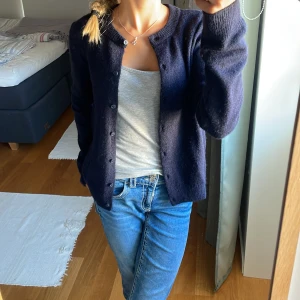 Marinblå kofta - Tog bort lappen från denna kofta imorse då jag äntligen bestämt mig för att behålla men ändrade mig❤️ nypris 200! Mitt pris 149❤️