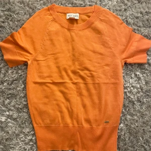 T-shirt  - Orange T-shirt, jätte fin passform men jag passar inte i färgen🧡 (original pris 349)