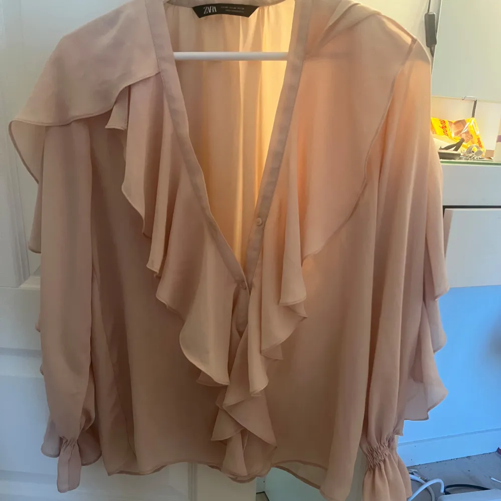 Säljer min jätte fina bra skick blus från zara som ej går å köpa i butik något mera sitter super bra och skriv för bilder med den på🥰💞. Blusar.