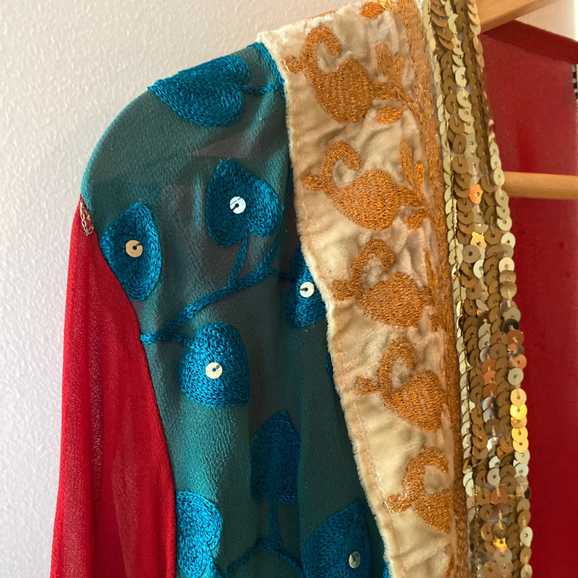 Sagolikt vacker kimono med stenar och broderier  - 4