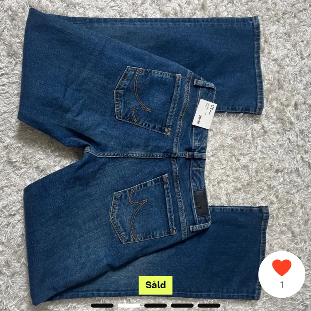 Säljer ett par snygga blå jeans från LTB. De är midwaist och bootcut. Köpta helt nya från Plick därav lånade bilder. När jag köpte var dom helt nya, jag har endast använt en gång. Säljes då de är lite för korta på mig som är 170. Frågor? Kontakta mig. Jeans & Byxor.