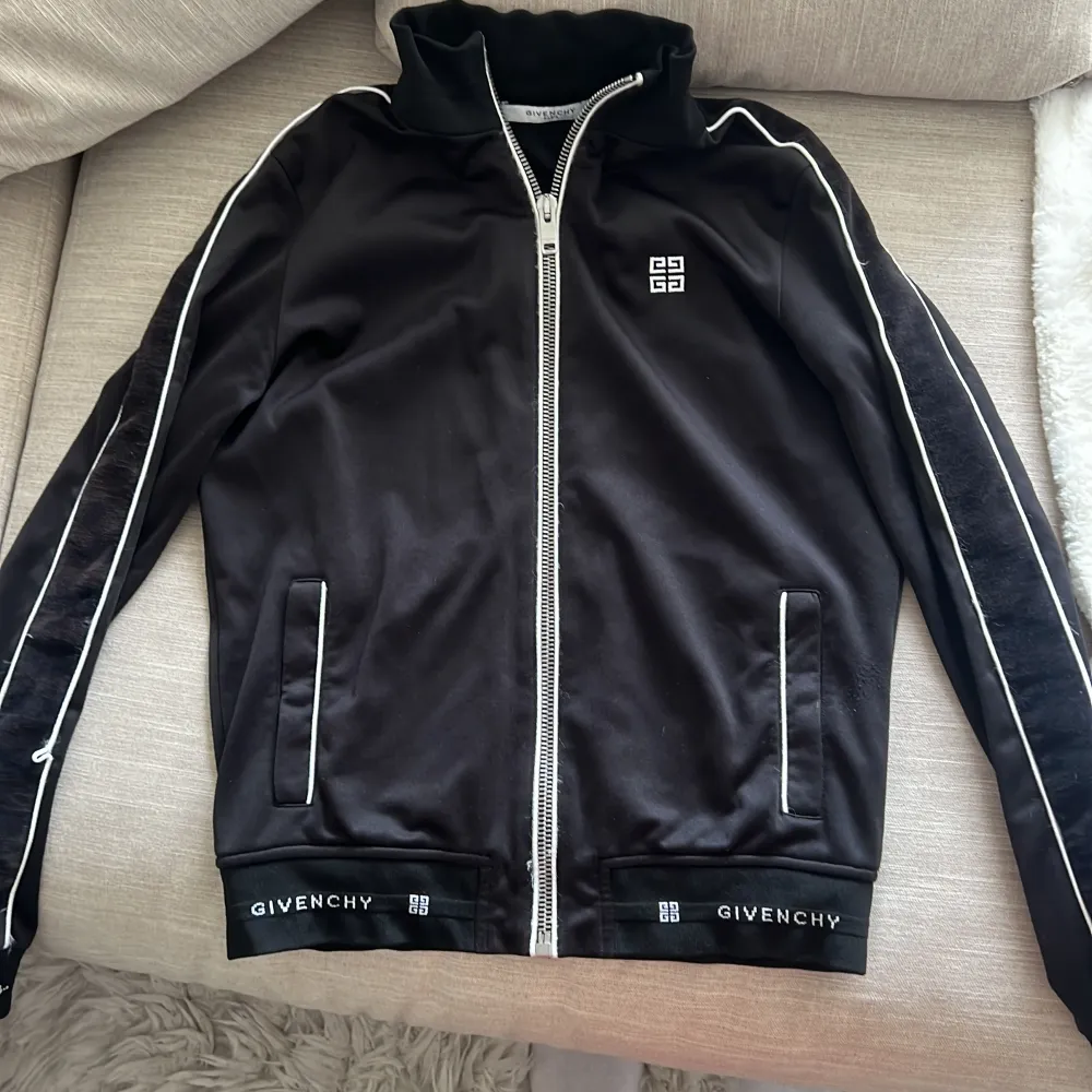 Säljer en väldigt lite använd givenchy tröja i strl S, . Hoodies.