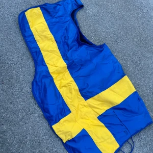 Ridtäcke med Sverigelogga  - Ridtäcke med Sverigelogga, storlek full. Fint skick. Säljer även ett matchande schabrak. 