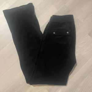 Svarta Juciybyxor  - Säljer nu dessa fina byxor ifrån juciy couture💗 storlek s. 
