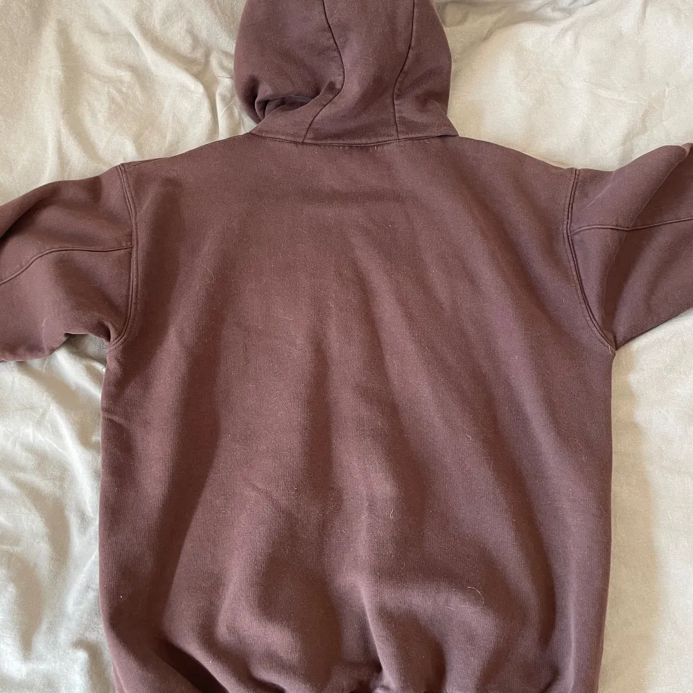 Tröjan är använd några gånger 8/10 skick. Den är ganska tjock i materialet så den håller dig varm det kan jag lova.  Vid fler frågor skriv skriv skriv!!.. Hoodies.