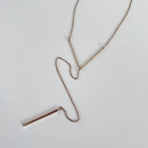 Guldigt halsband - Ett guldigt halsband med en detalj 💛 Vet ej vart det kommer ifrån. Aldrig använt!  Längd: 37-42 cm Detaljens längd: 19,5 cm