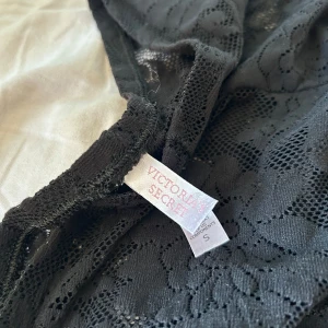Spetsbyxor - Ass snygga populära spetsbyxor från Victoria secret💕de är i superbra skick och har inte tecken på andvändning💕 de är i stl s men passar de mesta eftersom de är stretchiga passar även mindre stl💕fråga hjärna för fler bilder💕 pris kan diskuteras 💕💕