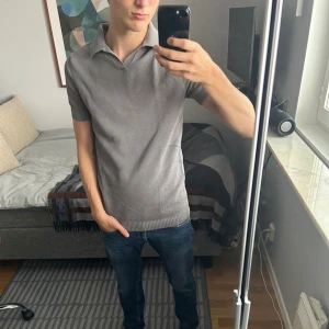 Piké  - Säljer nu en stickad pike från forever 21 i storlek S. Killen på bilden är 175. Skriv vid fler frågor!