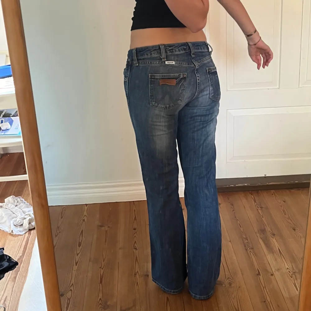 Midjemått( rätt över): 39cm  Inerbenslängd: 80cm   Köp dem via ”KÖP NU” eller Swish  Modellen är 170 cm, inga defekter 💕 . Jeans & Byxor.