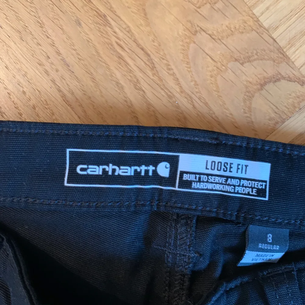 Säljer ett par helt nya carhartt byxor i storlek L. . Jeans & Byxor.