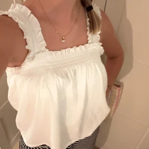 Vitt linne🤩 - Vitt linne med scrunch på banden och längs överkanten! Så fin i storlek S! 