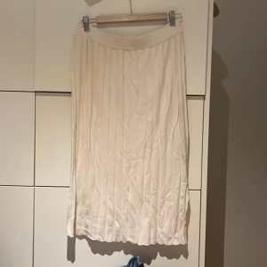 Stickad kjol - Säljer denna jättemysiga stickade kjolen med slits då den inte används. Den är i fint skick.