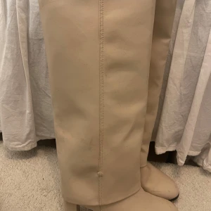 Overfold boots beige  - Over fold boots som kommer ifrån river island. Nypris 1000 säljer dessa för 400 men pris kan diskuteras;)