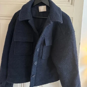 Mörkblå kappa - Jättefin blå kappa från byleger, perfekt till hösten/vintern. Endast använd fåtal gånger, därav i nyskick! I storlek 34 men något ”oversized” så hade även passat 36😃 Hör av er för fler bilder. Pris kan diskuteras vid snabb affär!❤️😃