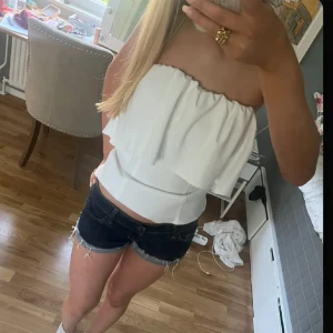 Off shoulder tröja med volang - Jättefin off shoulder volang tröja fran Zara, aldrig anänd och har prislappen kvar, nypris 259kr, strl S men har stretch - passar mig som har XS