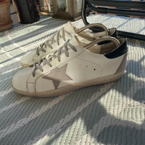 Golden goose skor - Tja! Säljer dessa ass snygga golden goose,haft dom i ungefär ett halv år men dom är i riktigt bra skick. Skriv om ni har några frågor (fraktar snabbt) priset kan diskuteras 