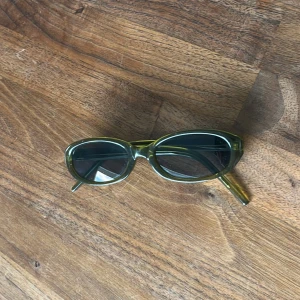 Solglasögon  - Gröna solglasögon som knappt är använda💕