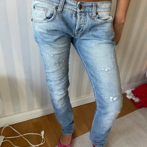 Los Waits straight jeans  - Säljer de här jeansen från Iceberg 39cm över midjan och 105cm i längd. 20cm från grenen bara använd en gång.