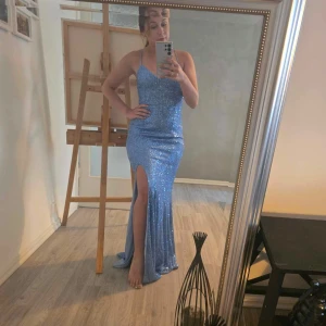 Maxi långklänning i paljetter  - Väldigt fin och elegant maxiklänning.   Prislappen är inte kvar längre, använd vid ett tillfälle i 2 timmar 