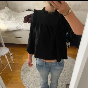 Söt blus  - Säljer denna jättefina blusen från JDY som tyvärr inte kommer till användning längre. 