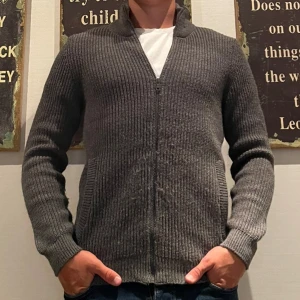 Kofta - Snygg kofta perfekt nu till de lite kallare tiderna. Storlek M ifrån Colin’s Basic.🤩 Lite ludd framtill men det går att plocka bort, där av det låga priset. Tveka inte att höra av dig vid frågor.✅ pris kan diskuteras vid snabb och smidig affär🤝