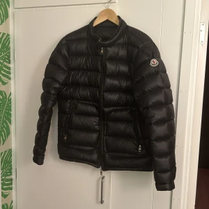 Moncler Acorus   - Haft jackan i ett år nu men börjar smått växa ur den och den behöver en ny ägare.  Bara skriva vid minsta fundering. Kvitto finns. Priset är inte hugget i sten