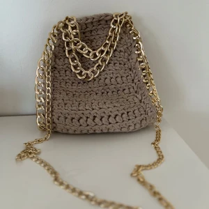 Stella mccartney liknande Stickad väska - Köptes för ca 2 månader sedan. Använd några gånger, i jätte fint skick. Beige stickad med guldkedja.  Köptes för 600 kr. 