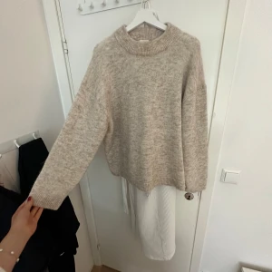 Stickad - Otrolig stickad tröja från Hm i 35% alpacka och 27% ull. Tyvärr bara använd typ 2 gånger då jag aaaabsolut inte klär i beiget🥲