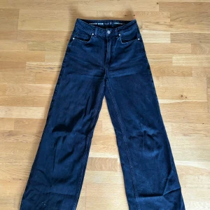 Svarta bikbok Jens  - Svarta straight leg Jens, high waisted från bikbok 