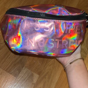 Adidas magväska - Säljs då det inte är min stil och jag har fått den som gåva 