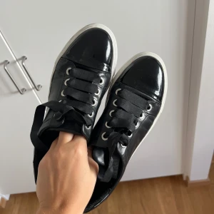 Svarta sneakers  - Skitsnygga svarta sneakers från Billi Be. Endast använd fåtal gånger så bra skick! Nypris är ca 1800