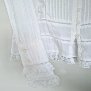 Spetsig blus - Vintage blus med fina spetsdetaljer🪽 100% bomull i perfekt skick.