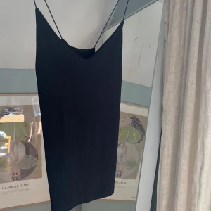 Topp - en jätte fin lite finare topp som alldrig kommer till användning vilket är synd för att den är välldigt fin❣️ Är i storlek S och banden går i omlott i ryggen som ett kors. Skriv vid frågor😊