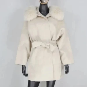 Nyskick pälskappa  -  Den trendiga kappan  i Kashmir och med pälskrage och ärmpuffar i mjuk, äkta päls. Jag har inte använt den mycket, ca 5 ggr. Inga skavanker förutom en rosa fläck som knappt syns (se bild 3). Lägger upp denna annons igen pga oseriösa köpare☹️