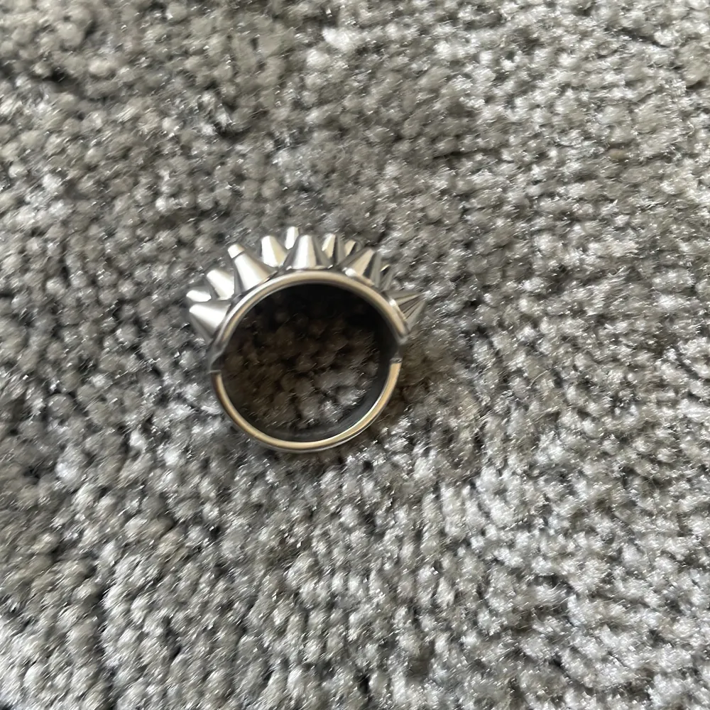 Jag vill sälja min Edblad ring då den inte passar tyvärr. Den har inga defekter och är jätte bra skick. Knappt använd. Den är i silver och är i storlek 16,80. Accessoarer.