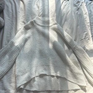 Stickad vit tjocktröja - Tröjan är i storlek M men passar folk som har storlek L också, den är använd typ 1-2 gånger och är i väldigt bra skick