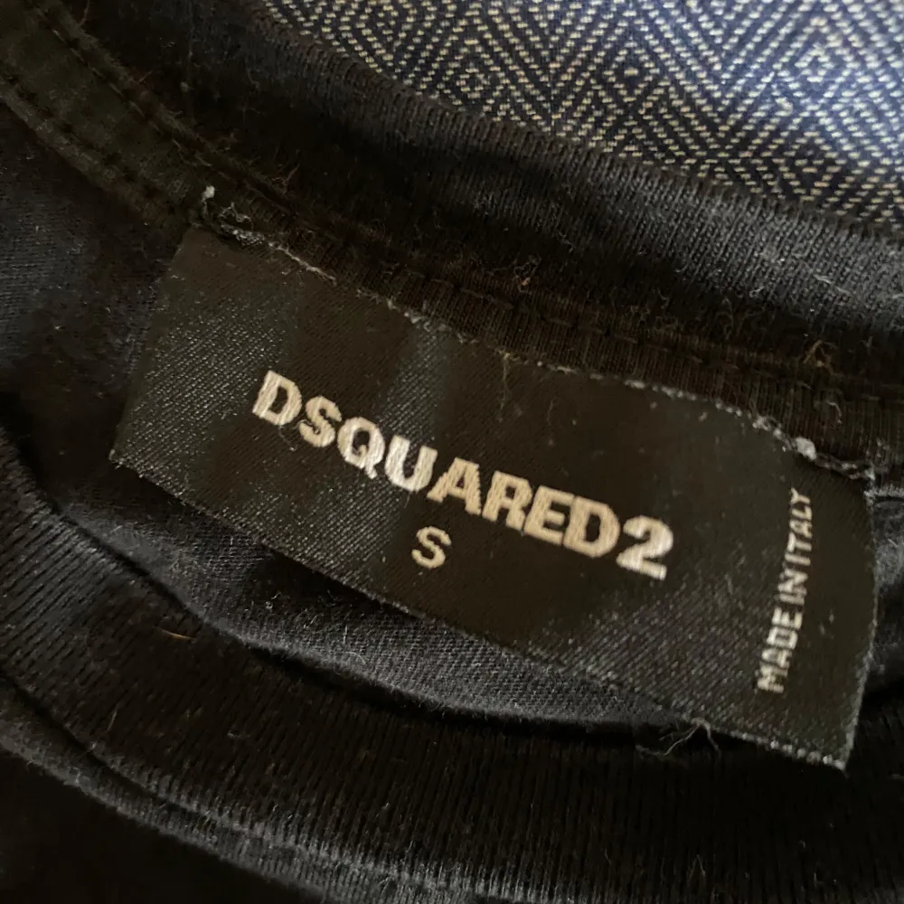 Säljer en svart t-shirt från Dsquared2 med texten 'ICON' i vitt på framsidan. Den är kortärmad och i bra skick. Perfekt för en casual look eller att styla upp för en fest. Passar både till jeans och shorts! Hör av er vid minsta fundering och pris kan diskuteras👑. T-shirts.