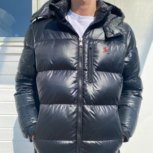 Ralph Lauren Jacka - Tja, säljer en Ralph Luren jacka, skick 9/10 pga slitningar vid nedre delen av jackan (bild 5) nypris ca 6000kr säljer för endast 2999kr, storlek M, vid frågor eller funderingar skicka Pm 📩 // Mvh HamWear