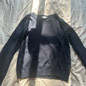 Stickad tröja  - Stickad tröja som har används Max 10 gånger och är i bra skick 