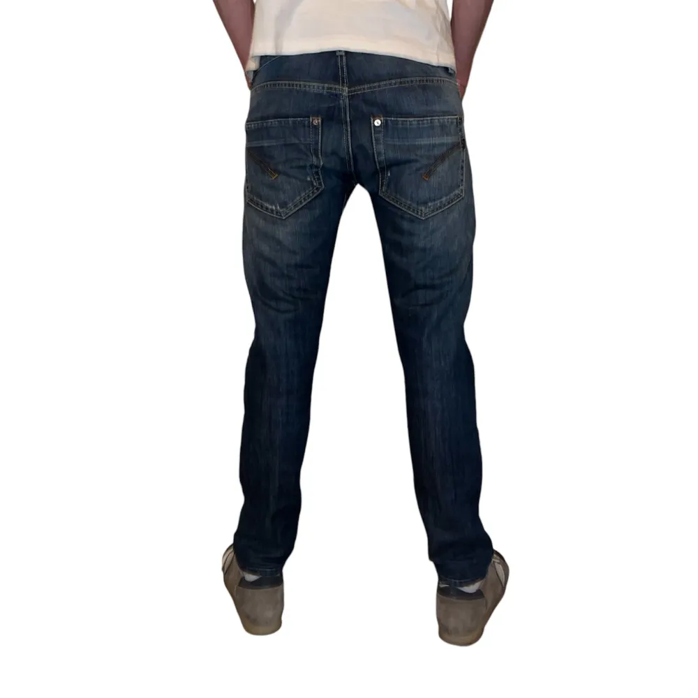 Säljer dessa asfeta Dondup jeans i passform slimfit, i färgen marinblå/mörkblå. Storlek W31. Skick 9/10. Modellen är 189 och 73 kg. Dessa passar någon med lite smalare midja och höfter och någon runt 180. Skriv för fler frågor eller funderingar!. Jeans & Byxor.