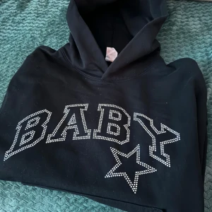 BABY Rhinestone hoodie y2k - Riktigt mjuk och nice kvalitet på tyget, alldeles lagom sexig boxy fit och självklart RHINESTONES!!!11 