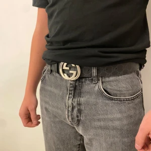 Gucci bälte - Näst intill oanvänt Gucci bälte, superfint skick! Äkta men finns tyvärr inte låsa till då den råkats slängts. Hör gärna av er vid frågor!