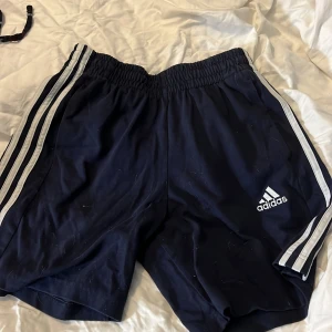 Adidas shorts  - Fint skick storlek s