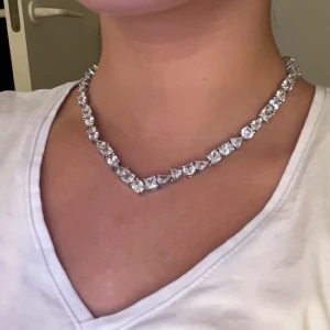 Swarovski tennis halsband - Swarovski liknande halsband med stenar, silverpläterat ca 45cm långt. Jättebra skick💞